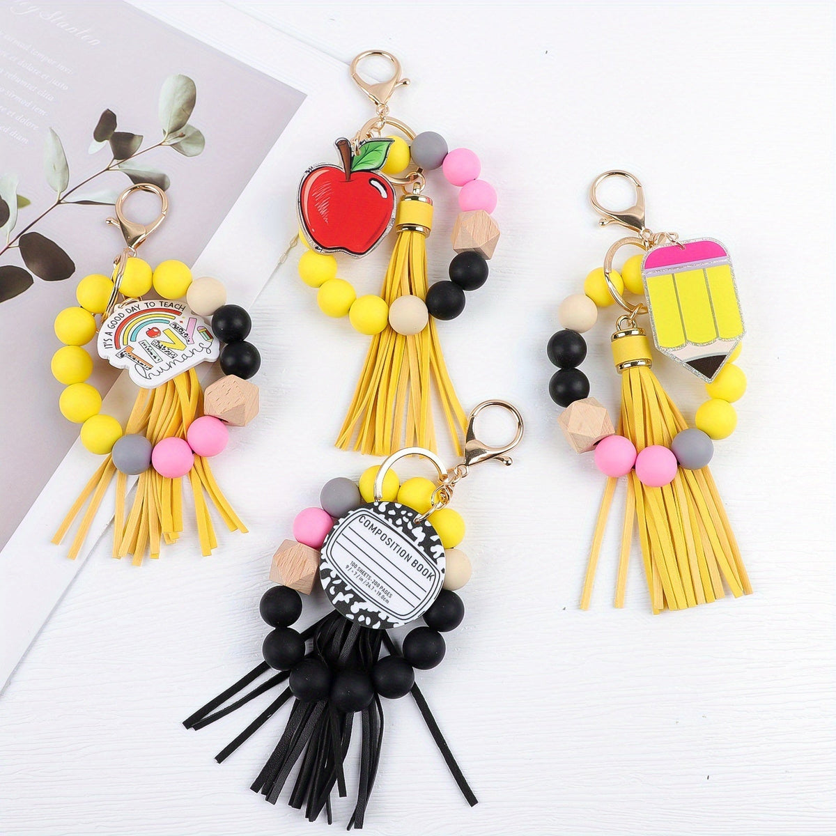Ensemble cadeau de 4 porte-clés à perles pour enseignant – Porte-clés artisanaux avec breloques crayon, pomme, carnet et mot « TEACH », fermoir mousqueton, cadeau pour la fête des enseignants, remise de diplôme ou rentrée scolaire, pendentif pour sac