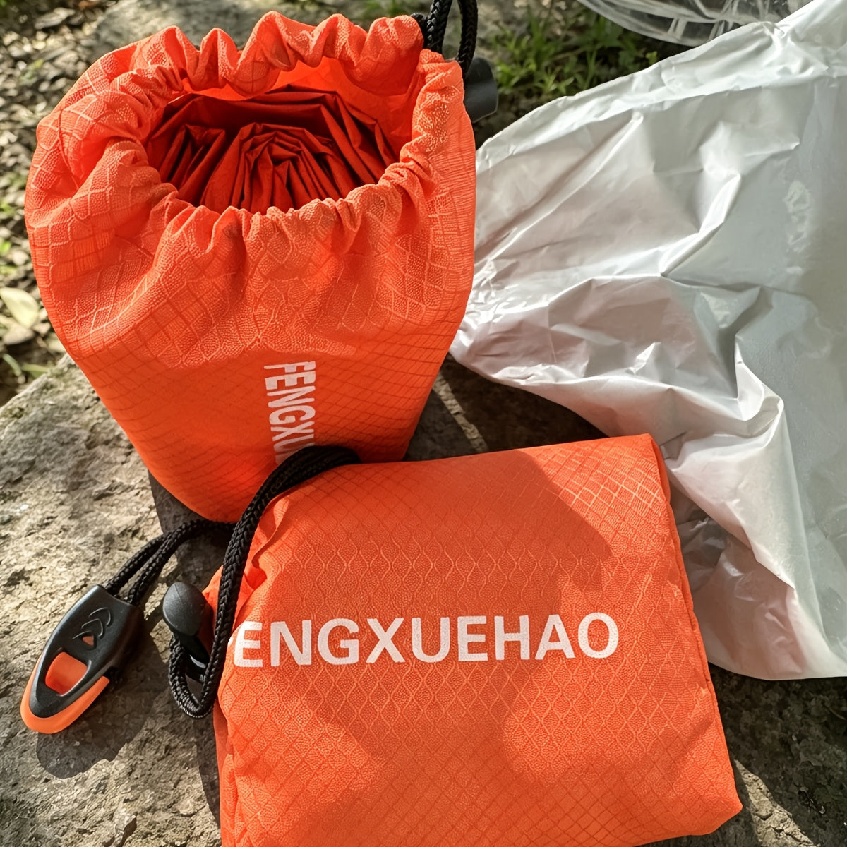 Kit de 4 sacs de couchage d'urgence en Mylar – 2 sacs de couchage thermiques de survie + 2 sifflets, abri portable léger pour le camping, la randonnée, le trekking, la survie en plein air et les urgences