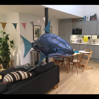 Jouet ballon gonflable requin volant télécommandé, poisson planeur flottant dans les airs, 145 cm, intérieur extérieur, cadeau d'anniversaire, Noël, Halloween pour enfants et adolescents, requin bleu ou poisson-clown orange