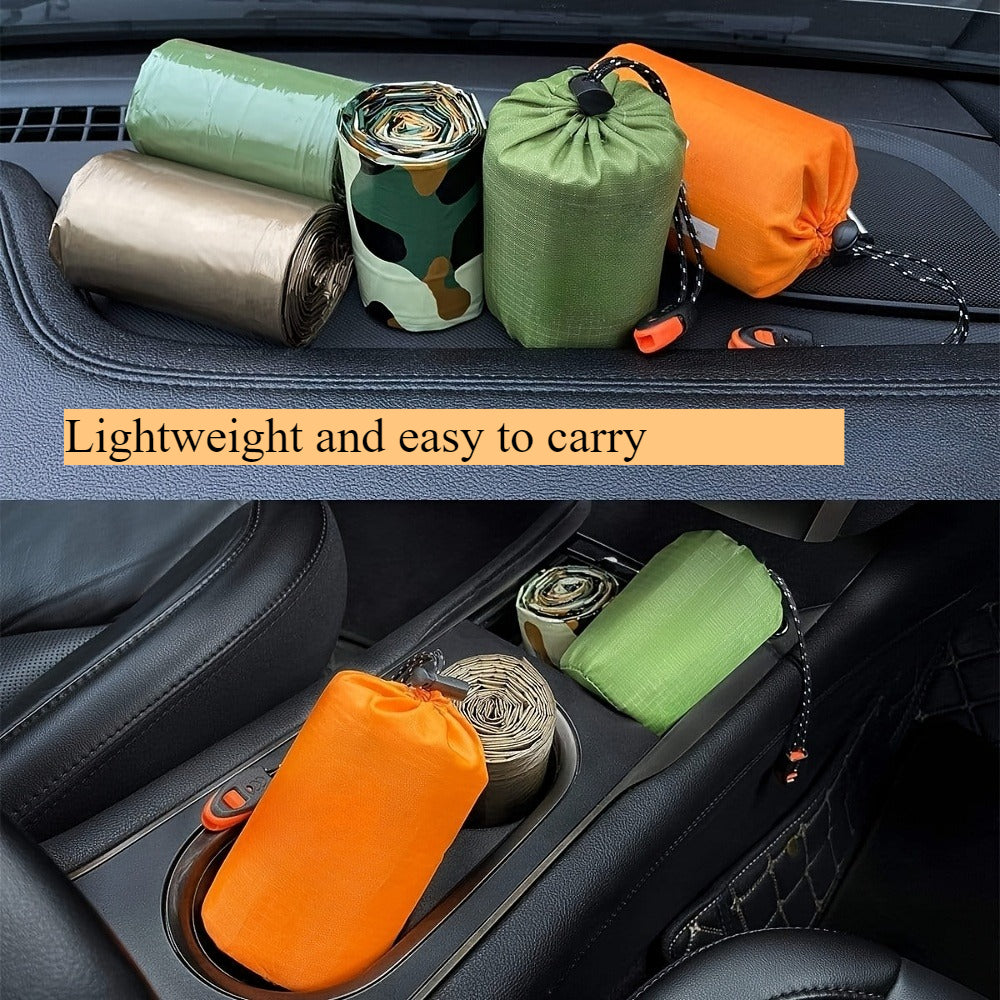 Kit de 4 sacs de couchage d'urgence en Mylar – 2 sacs de couchage thermiques de survie + 2 sifflets, abri portable léger pour le camping, la randonnée, le trekking, la survie en plein air et les urgences