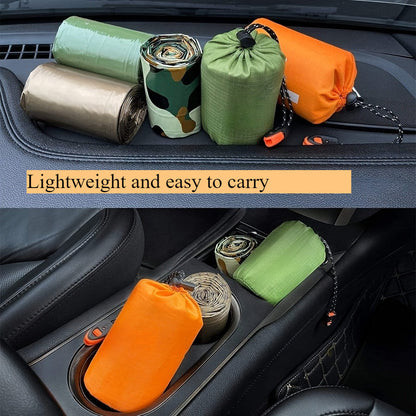 Kit de 4 sacs de couchage d'urgence en Mylar – 2 sacs de couchage thermiques de survie + 2 sifflets, abri portable léger pour le camping, la randonnée, le trekking, la survie en plein air et les urgences