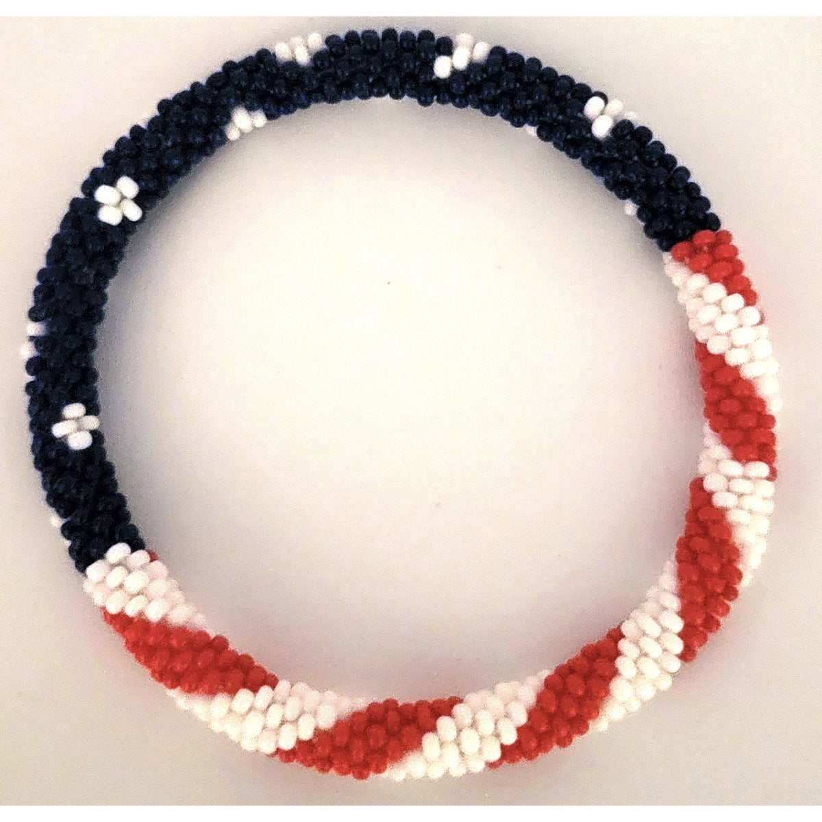 Lot de 2 bracelets artisanaux en perles de verre aux couleurs du drapeau américain – Joncs bohèmes crochetés pour hommes et femmes, bijoux artisanaux du Népal, ensemble de bracelets en perles rouge, blanc et bleu, cadeau pour le 4 juillet