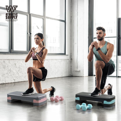 Plateforme de step réglable pour aérobic avec 2 haltères et ruban à mesurer – Plateforme d'exercice pour entraînement à domicile avec rehausseurs, antidérapante, capacité de 250 kg, 3 couleurs (bleu, vert, rose)