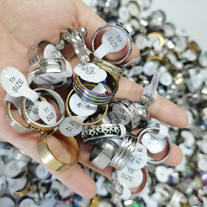 Lot de 100 bagues en acier inoxydable avec boîte – Assortiment de modèles variés, anneaux cœurs et rayés pour femmes, hommes et couples, pack de bijoux en gros colorés, assortiment aléatoire