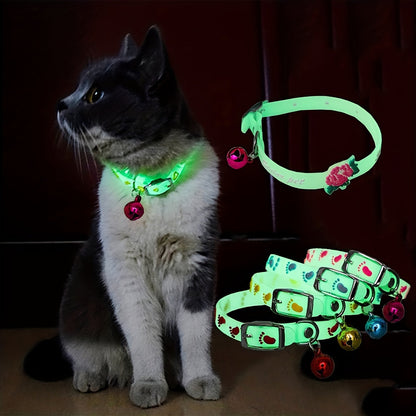 Lot de 4 colliers pour chat phosphorescents avec clochette, colliers réfléchissants de sécurité nocturne pour chats d'extérieur, réactifs à la lumière noire, couleurs assorties, taille unique.