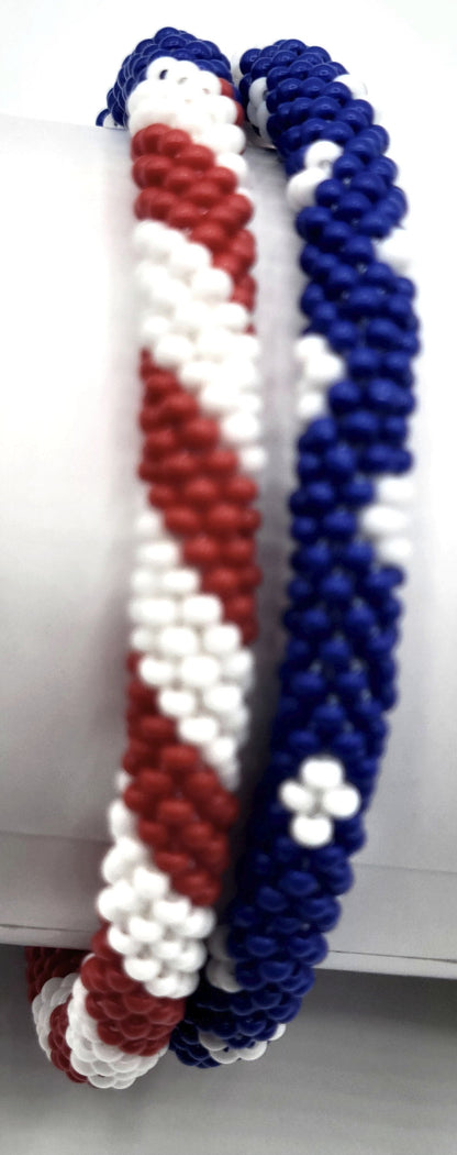 Lot de 2 bracelets artisanaux en perles de verre aux couleurs du drapeau américain – Joncs bohèmes crochetés pour hommes et femmes, bijoux artisanaux du Népal, ensemble de bracelets en perles rouge, blanc et bleu, cadeau pour le 4 juillet