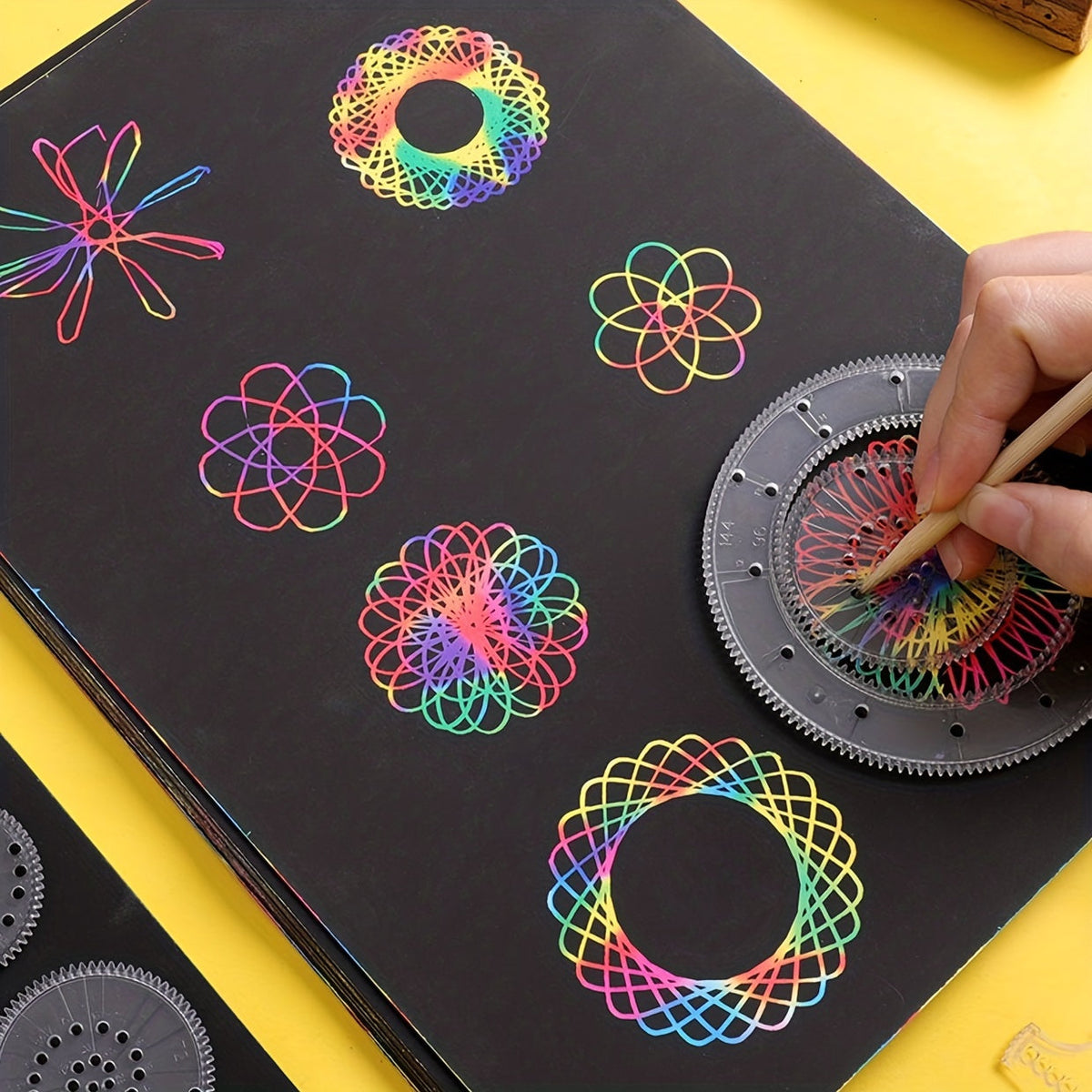 Kit de loisirs créatifs arc-en-ciel à gratter pour enfants, ensemble de papier à gratter DIY avec pochoirs et stylet, activité artistique créative sans piles pour journal, dessin, scrapbooking, cadeau de Noël, Halloween et Pâques
