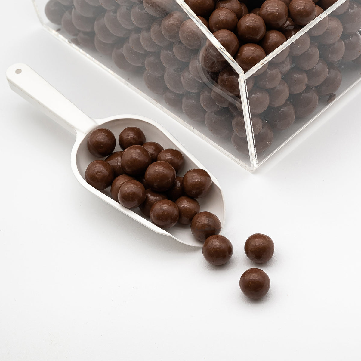 Raisins enrobés de chocolat au lait en vrac – Enrobage crémeux et sucré avec des raisins juteux et moelleux, une gourmandise saine pour offrir, grignoter ou pour les fêtes