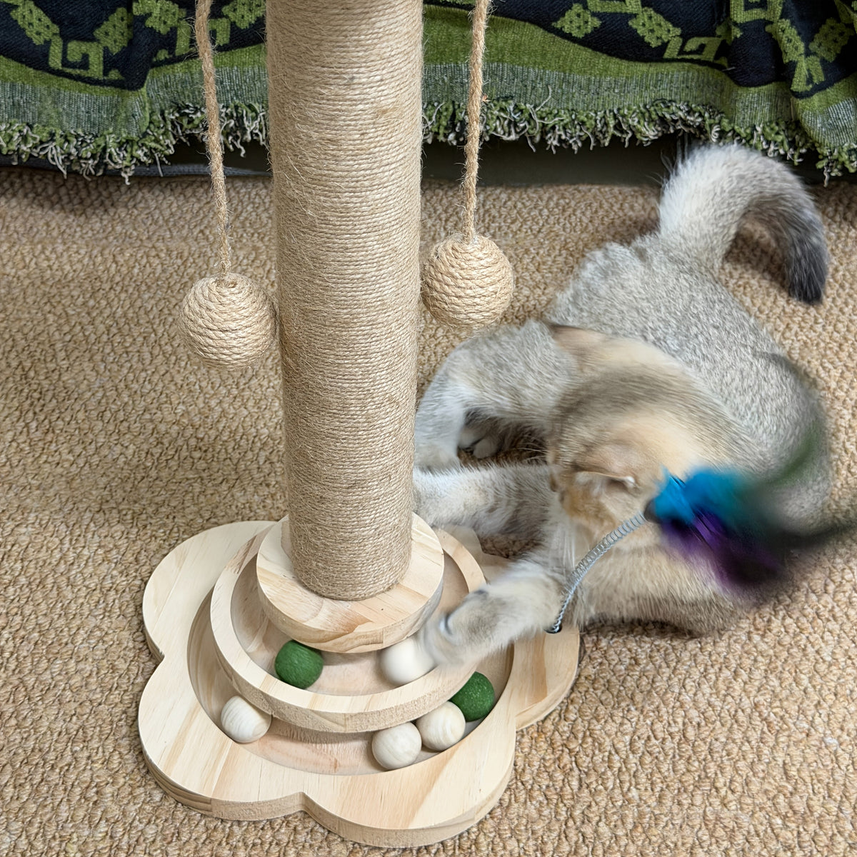 Arbre à chat multi-niveaux en sisal de qualité supérieure avec 6 balles jouets en bois, 2 balles suspendues et 2 plumeaux, base antidérapante, arbre à chat interactif pour chats d'intérieur et chatons