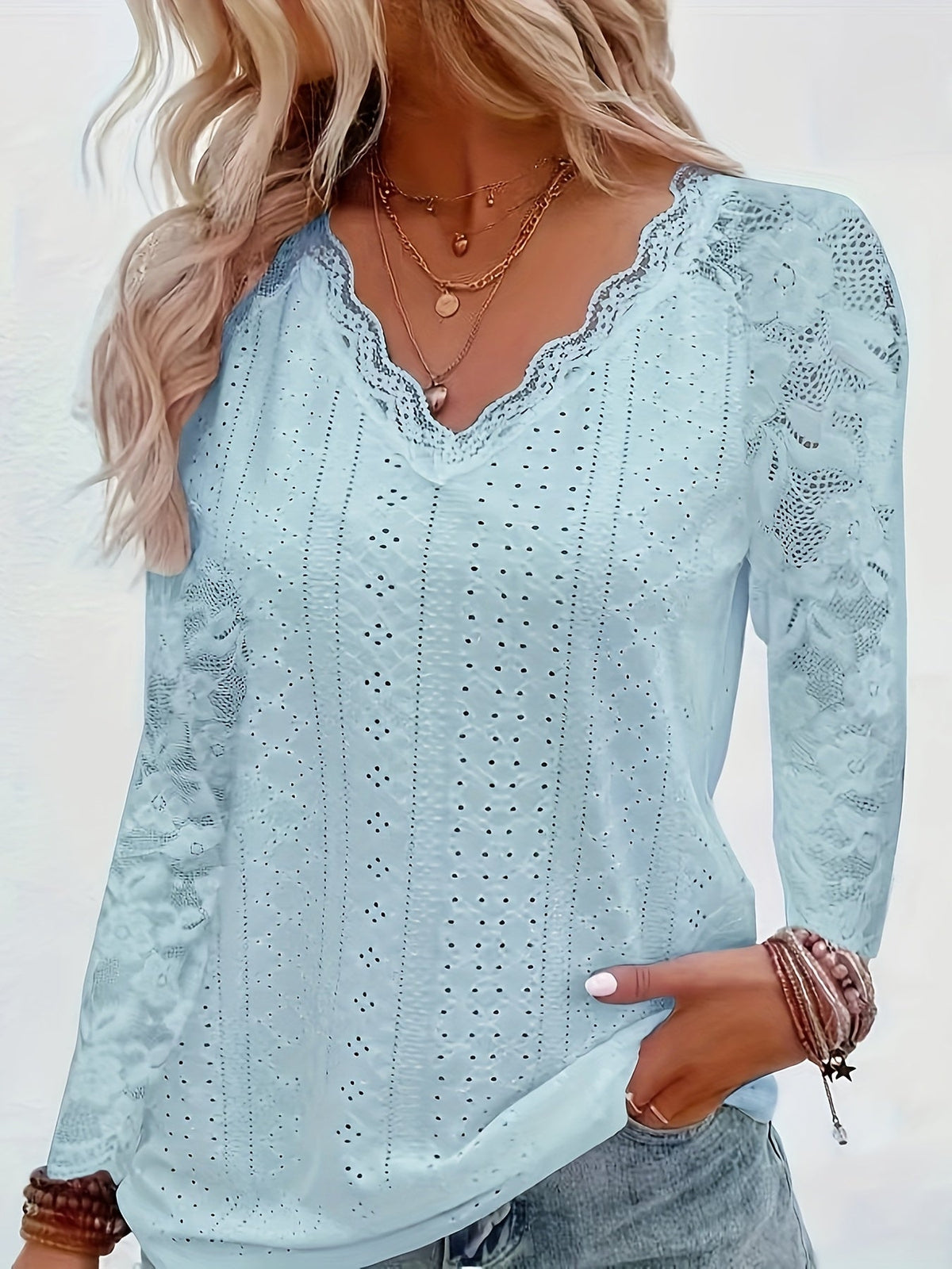 T-shirt à manches longues pour femme avec col en V en dentelle contrastante et œillets - Haut décontracté à bordure en dentelle florale élégante pour le printemps et l'automne