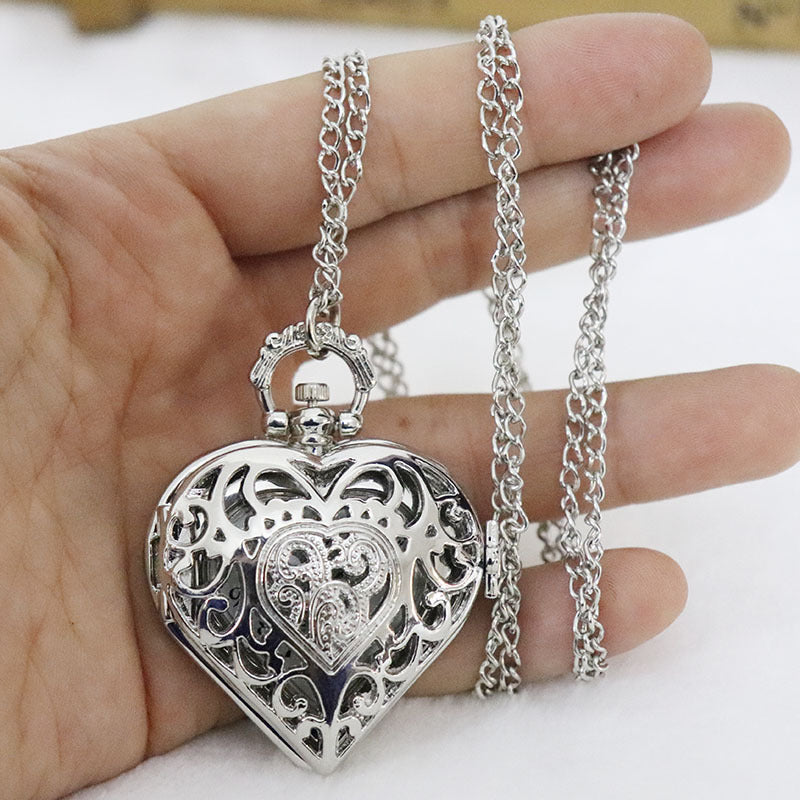 Collier montre à gousset rétro en forme de cœur pour femme – Bijou vintage argenté à quartz avec pendentif ajouré, chaîne de pull, cadeau pour femme