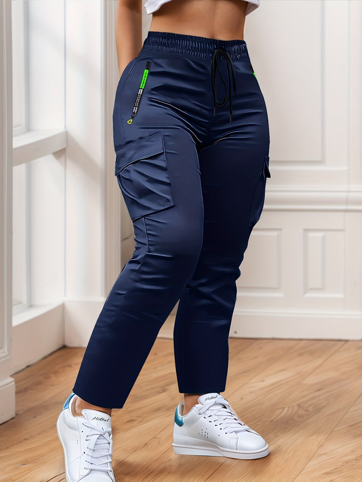 Pantalon cargo multipoches pour femme – Détails zippés vert néon, taille à cordon de serrage, pantalon outdoor pleine longueur pour le voyage, 4 coloris, tailles XS à XXL, streetwear décontracté printemps-automne