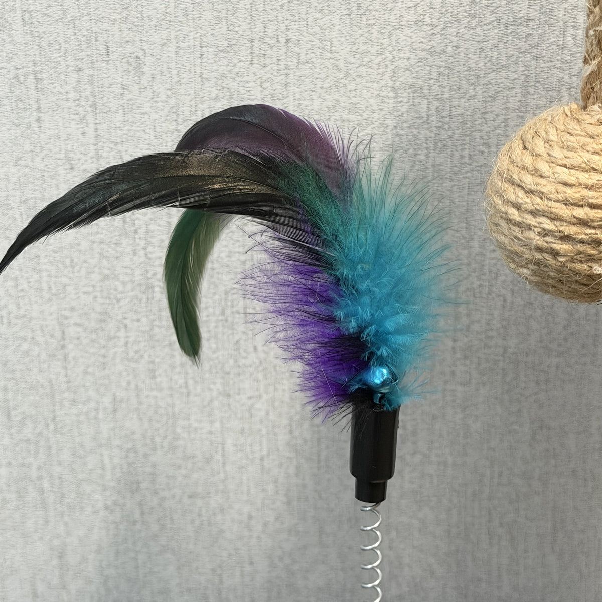 Arbre à chat multi-niveaux en sisal de qualité supérieure avec 6 balles jouets en bois, 2 balles suspendues et 2 plumeaux, base antidérapante, arbre à chat interactif pour chats d'intérieur et chatons