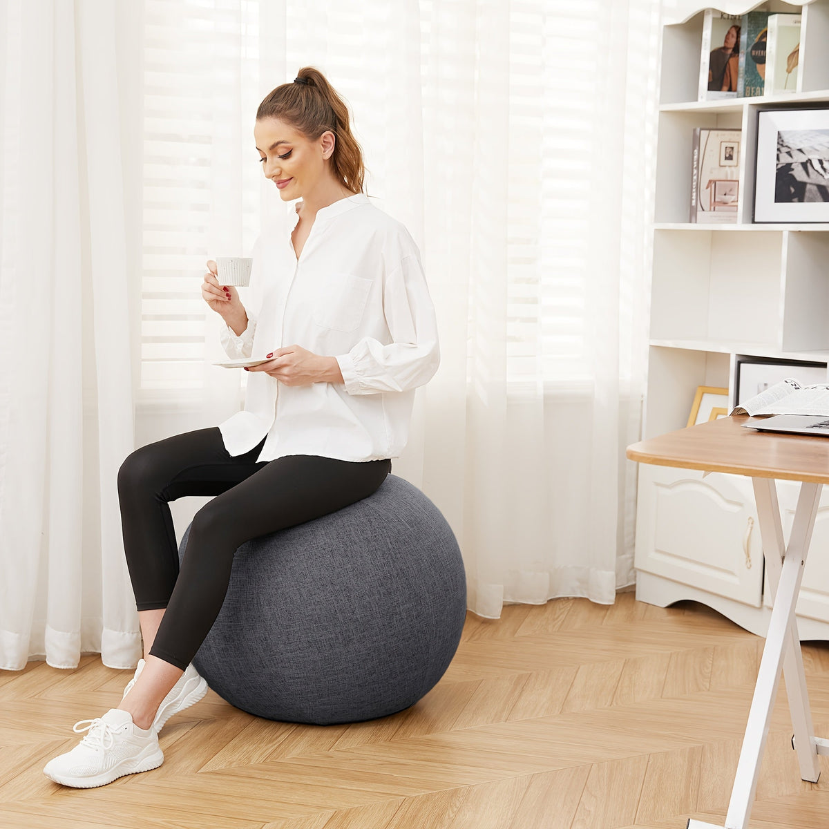 Chaise ballon d'exercice 65 cm avec housse en tissu, ballon de yoga anti-éclatement pour bureau, Pilates, renforcement musculaire, grossesse et accouchement – Améliore la posture et soulage les maux de dos, Gris & Noir
