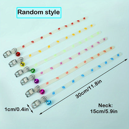 Lot de 4 colliers pour chat phosphorescents avec clochette, colliers réfléchissants de sécurité nocturne pour chats d'extérieur, réactifs à la lumière noire, couleurs assorties, taille unique.