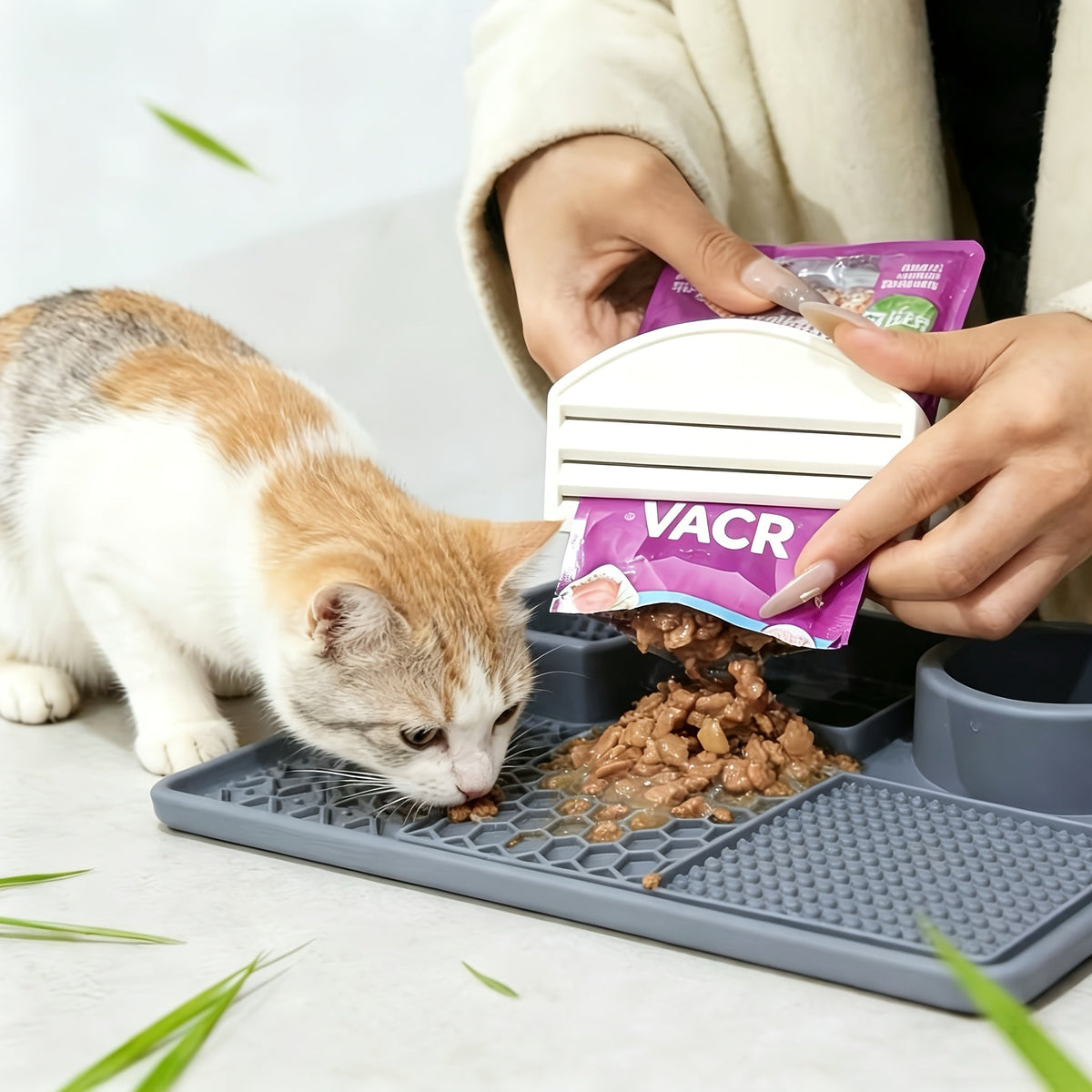 Spatule doseuse pour nourriture humide pour chat - Ustensile de portionnement en plastique anti-gaspillage pour boîtes de conserve, garde les mains propres, sans piles, idéal pour chatons et chats adultes, 6 couleurs