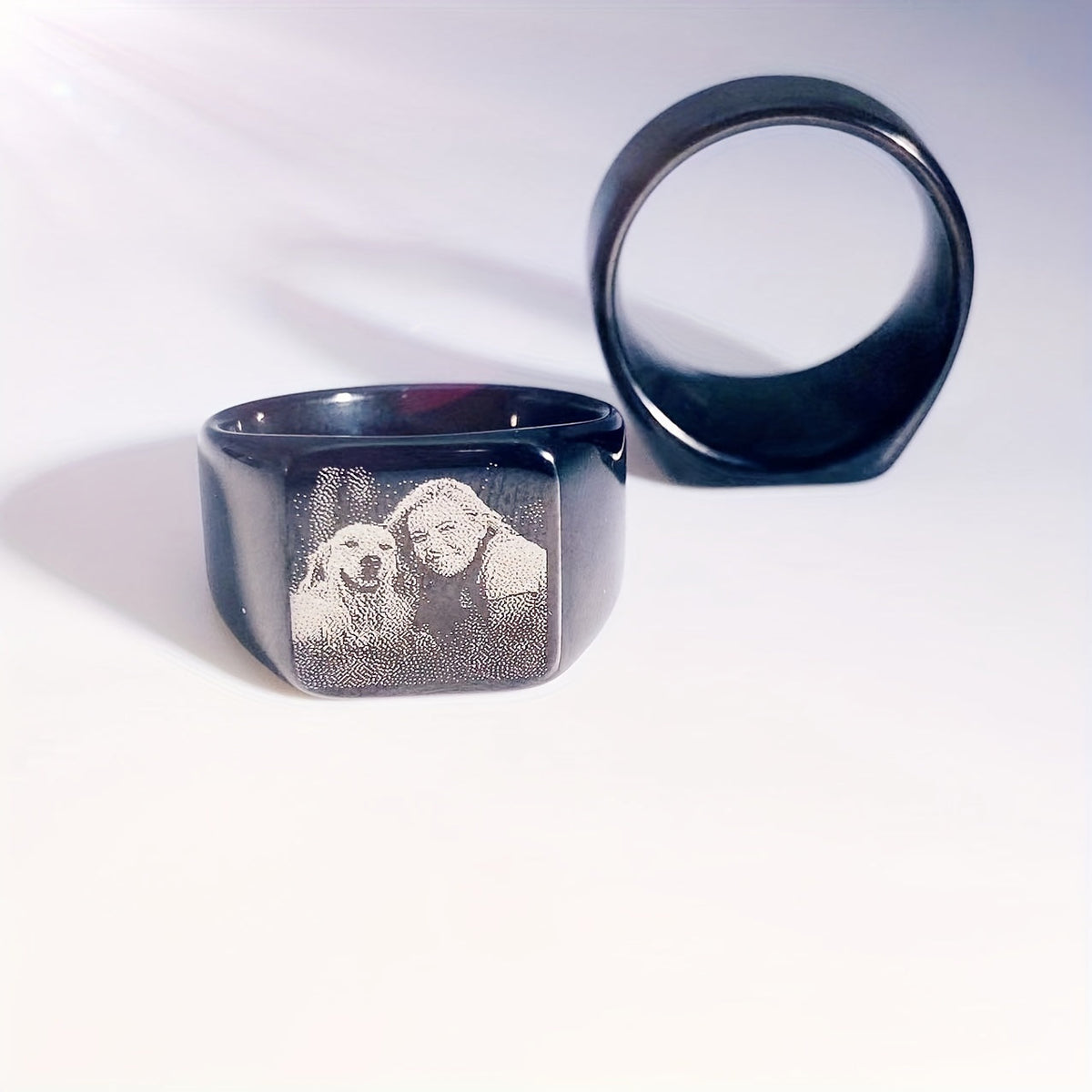 Bague commémorative pour chien gravée au laser – Hommage personnalisé avec photo d'animal de compagnie, anneau carré en acier inoxydable, tailles unisexes 7–12, finition noire, bijou d'amitié commémoratif pour hommes et femmes