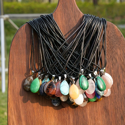 Lot de 40 colliers avec pendentif goutte en cristal naturel – Pendentifs en pierre multicolore avec cordon en similicuir, bijoux bohèmes élégants en gros pour fêtes, loisirs créatifs et cadeaux