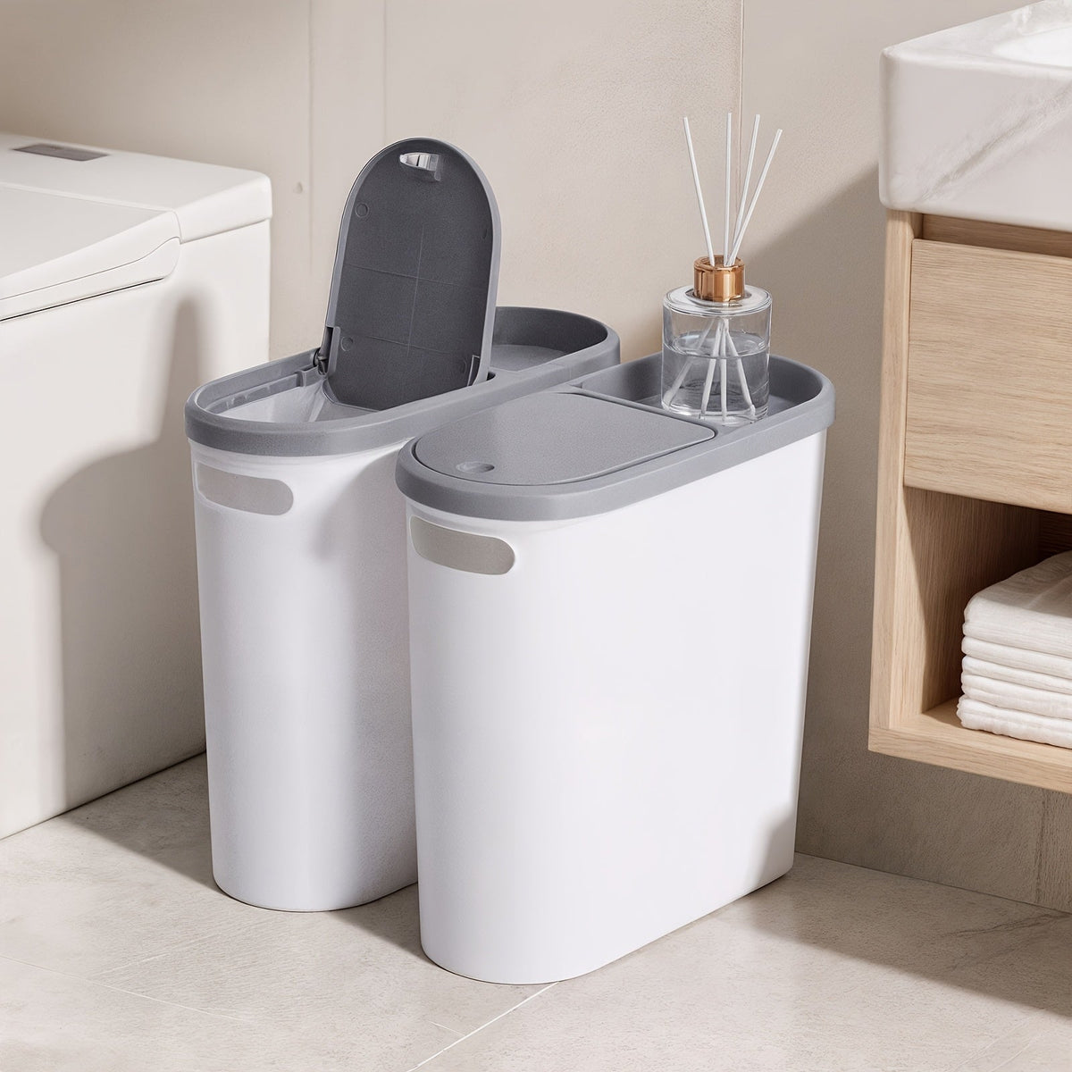 Petite poubelle de salle de bain avec poignées intégrées, lot de 1 ou 2 – Corbeille à papier en plastique antirouille, design gain de place pour salle de bain, buanderie et bureau, sacs poubelle inclus