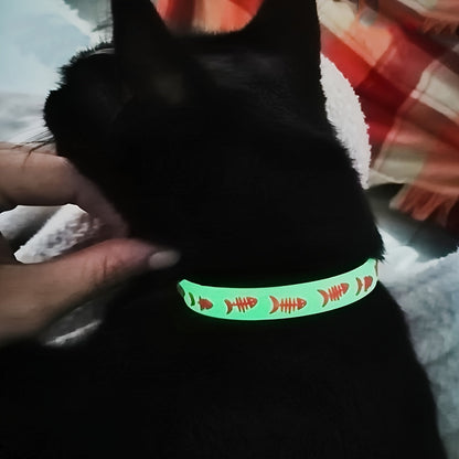 Lot de 4 colliers pour chat phosphorescents avec clochette, colliers réfléchissants de sécurité nocturne pour chats d'extérieur, réactifs à la lumière noire, couleurs assorties, taille unique.