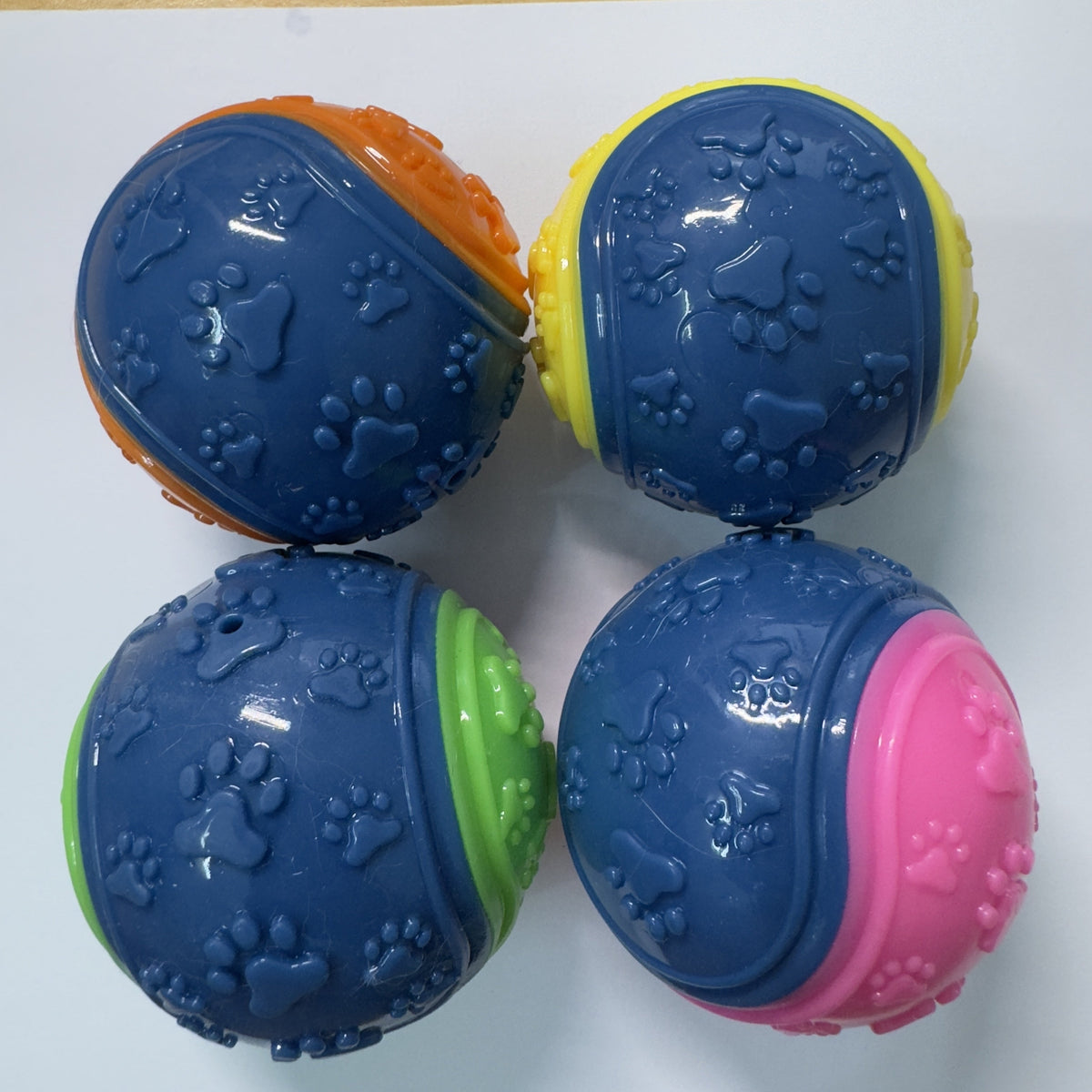 Lot de 4 balles pouët-pouët pour chien - Jouets à mâcher durables en caoutchouc non toxique pour chiots en période de dentition et mâcheurs agressifs, balles interactives de nettoyage des dents pour toutes races et tailles, couleurs assorties