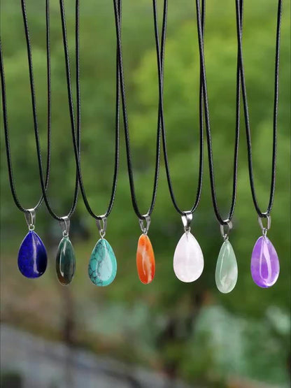 Lot de 40 colliers avec pendentif goutte en cristal naturel – Pendentifs en pierre multicolore avec cordon en similicuir, bijoux bohèmes élégants en gros pour fêtes, loisirs créatifs et cadeaux