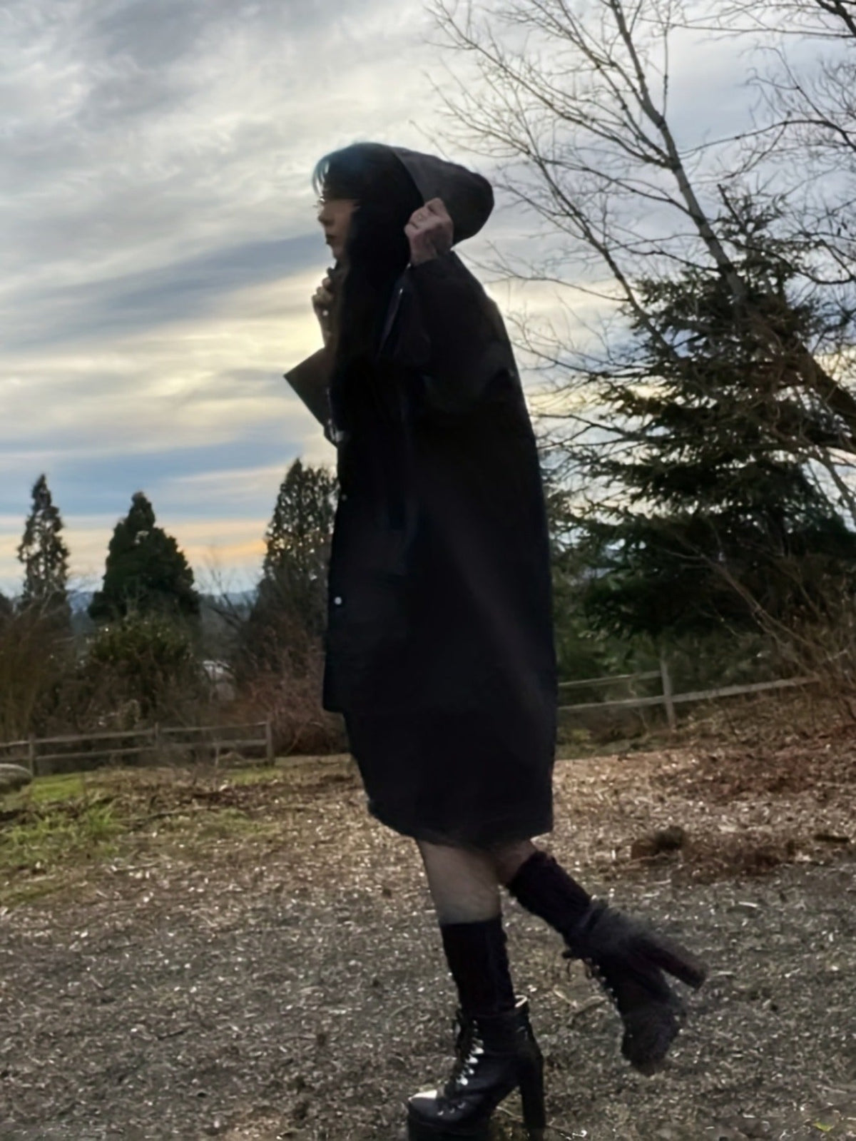 Imperméable à capuche pour hommes et femmes, veste de pluie longue, ample et ajustable par cordon de serrage, imperméable pour le cyclisme, la randonnée, la pêche et les sports de plein air, manteau de pluie noir minimaliste, tailles L à XXXL