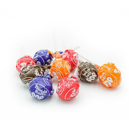 Sucettes Tootsie Roll Pops en vrac – 5 parfums assortis, sucettes emballées individuellement avec un centre au chocolat fondant, parfaites pour les fêtes, les bols de bonbons au bureau, Halloween et les cadeaux