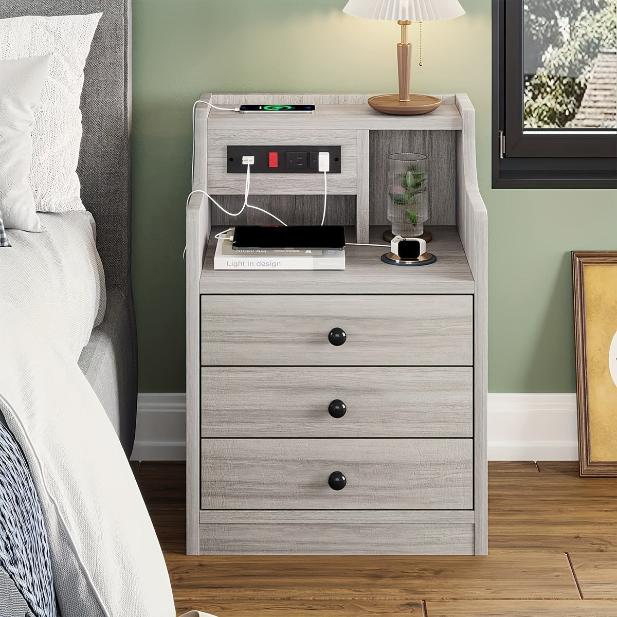 Table de chevet avec station de charge – 2 ports USB et 2 prises, étagère et 3 tiroirs, bout de canapé pour chambre, salon et bureau, gris ou blanc