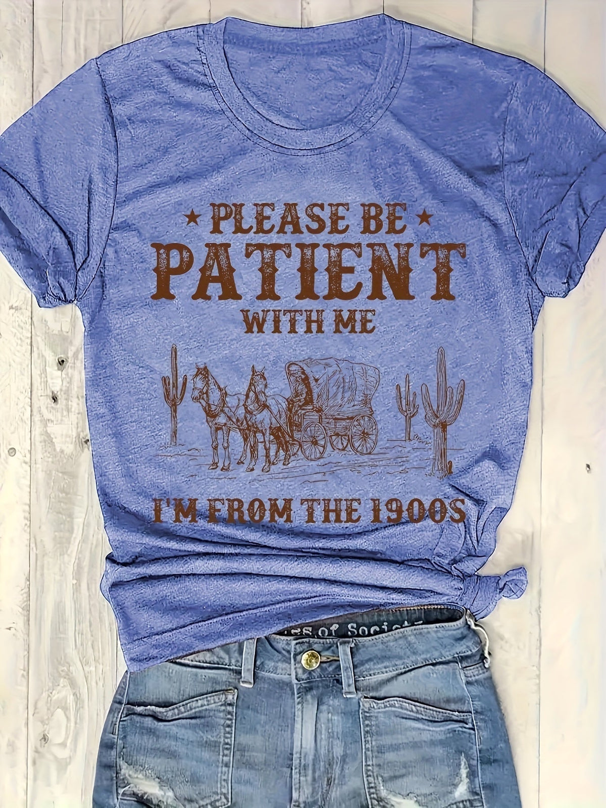 Soyez patient avec moi, je viens des années 1900, t-shirt graphique western pour femme, t-shirt vintage amusant de cow-girl, col rond à manches courtes
