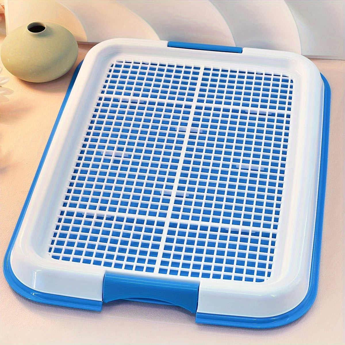 Toilettes d'intérieur pour petits chiens avec grille anti-piétinement creuse – Bac à litière hygiénique à drainage facile pour chiens de petites races, chiots et chiens de type Teddy, solution d'apprentissage de la propreté pour animaux de compagnie.