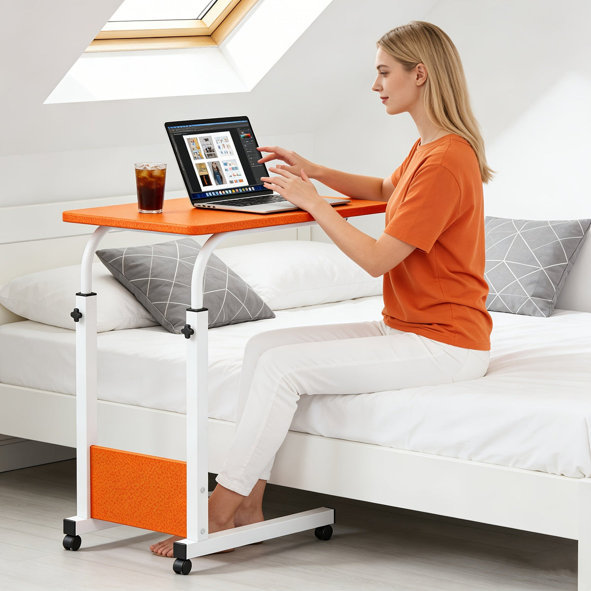 Table pour ordinateur portable réglable en hauteur avec 4 roulettes et double étagère – Bureau poste de travail mobile pour chevet, dortoir, bureau, salon, structure en acier robuste, design gain de place