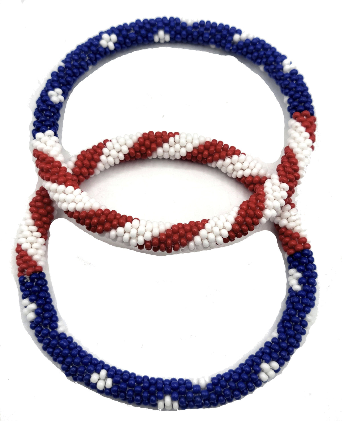 Lot de 2 bracelets artisanaux en perles de verre aux couleurs du drapeau américain – Joncs bohèmes crochetés pour hommes et femmes, bijoux artisanaux du Népal, ensemble de bracelets en perles rouge, blanc et bleu, cadeau pour le 4 juillet