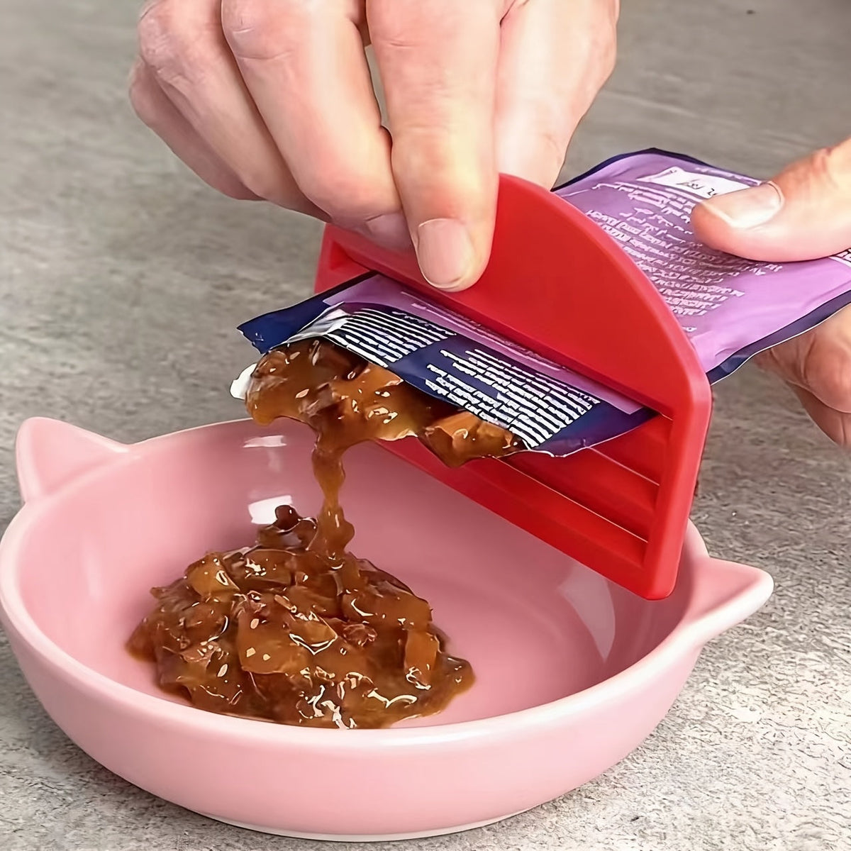 Spatule doseuse pour nourriture humide pour chat - Ustensile de portionnement en plastique anti-gaspillage pour boîtes de conserve, garde les mains propres, sans piles, idéal pour chatons et chats adultes, 6 couleurs