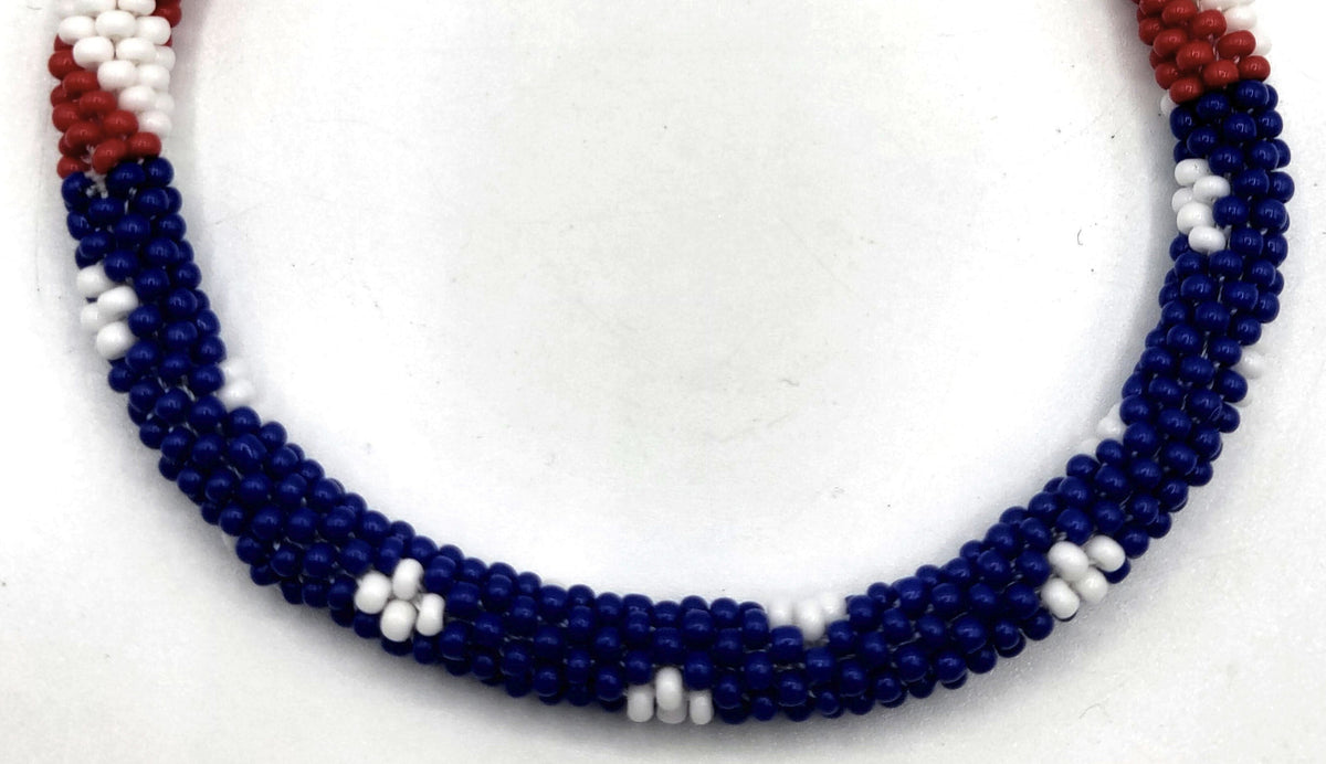 Lot de 2 bracelets artisanaux en perles de verre aux couleurs du drapeau américain – Joncs bohèmes crochetés pour hommes et femmes, bijoux artisanaux du Népal, ensemble de bracelets en perles rouge, blanc et bleu, cadeau pour le 4 juillet