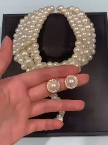 Parure de bijoux pour femme style français comprenant un collier multi-rangs à perles et des boucles d'oreilles géométriques rondes, ton doré, élégant pour banquet ou mariage
