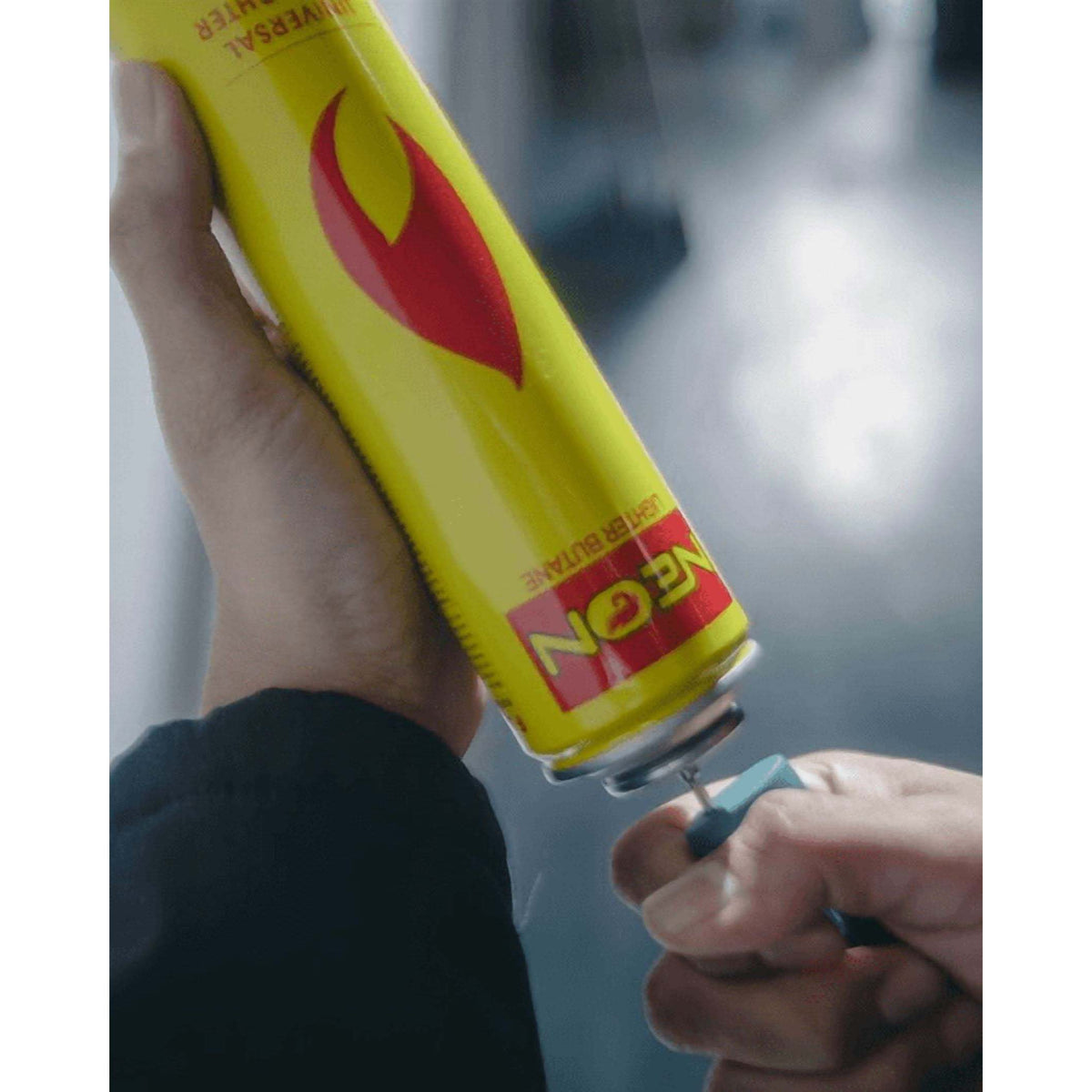 Lot de 3 recharges de gaz butane ultra-raffiné NEON, bombes de 300 ml (10,14 oz) avec 5 embouts adaptateurs – Combustible universel pour briquets rechargeables, chalumeaux et outils à flamme – Bidons jaunes haute performance – Velora