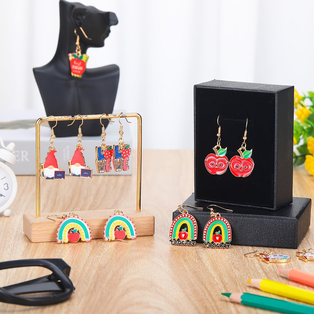 Lot de 36 paires de boucles d'oreilles pour enseignante - Motifs livre, crayon, règle et pomme, styles puces et pendantes - Cadeau de rentrée scolaire, cadeau de remerciement, cadeau de fête ou de Noël