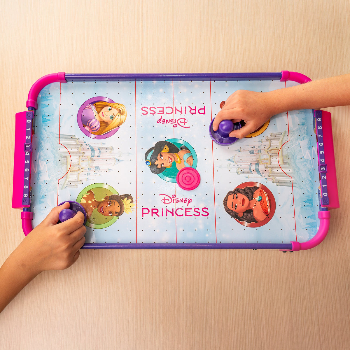 Table de hockey sur air électronique sous licence officielle Disney Princess – Surface de jeu en bois lisse, compteurs de points manuels, jeu amusant pour enfants pour salle de jeux, cadeau d'anniversaire et de vacances
