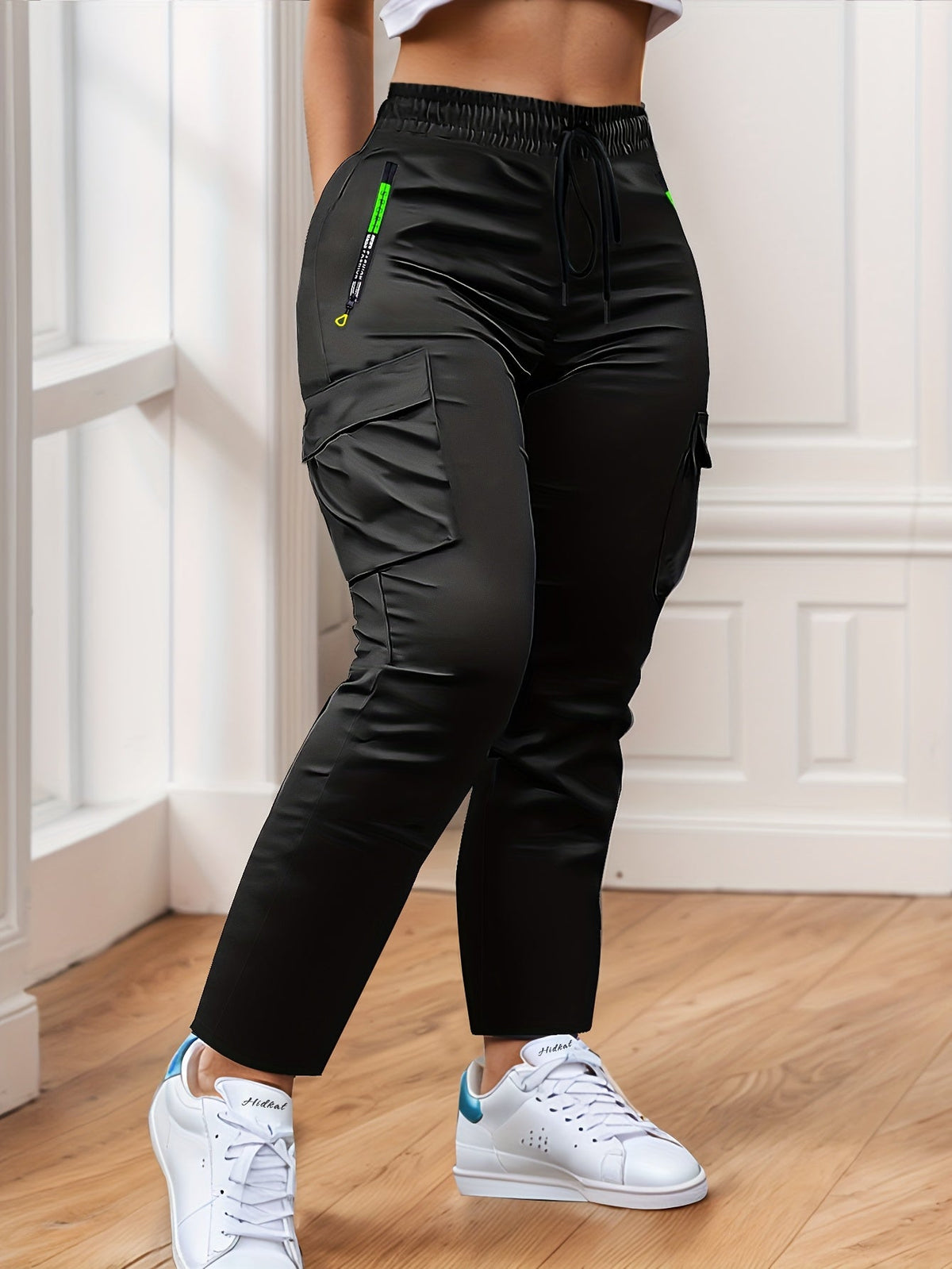 Pantalon cargo multipoches pour femme – Détails zippés vert néon, taille à cordon de serrage, pantalon outdoor pleine longueur pour le voyage, 4 coloris, tailles XS à XXL, streetwear décontracté printemps-automne