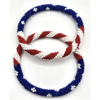 Lot de 2 bracelets artisanaux en perles de verre aux couleurs du drapeau américain – Joncs bohèmes crochetés pour hommes et femmes, bijoux artisanaux du Népal, ensemble de bracelets en perles rouge, blanc et bleu, cadeau pour le 4 juillet