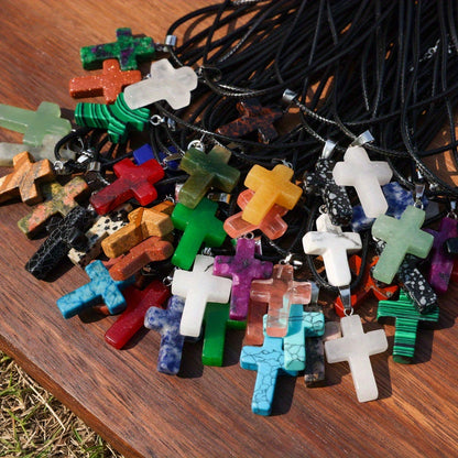 Lot de 50 pendentifs croix en pierre naturelle et colliers DIY – 25 breloques croix en pierre colorée + 25 chaînes noires pour la création de bijoux, bracelets, boucles d'oreilles, loisirs créatifs, cadeau pour adolescent